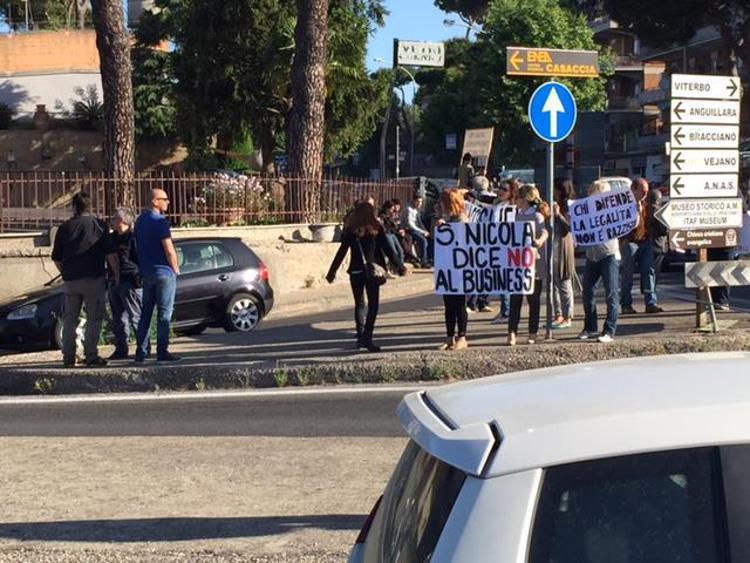 Protesta su via Cassia e via Braccianese contro centro accoglienza a Roma nord