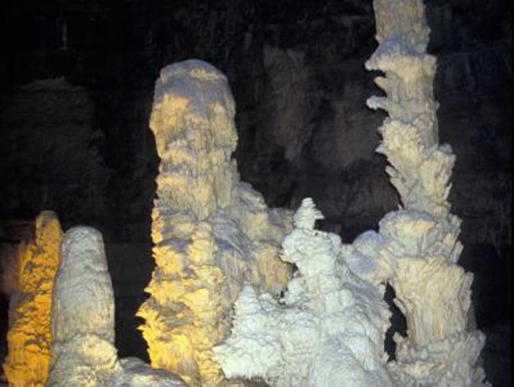 Le Grotte di Frasassi (Infophoto)