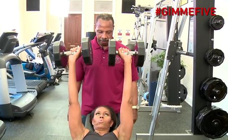 Un fermo immagine del video in cui si allena la first lady americana, Michelle Obama