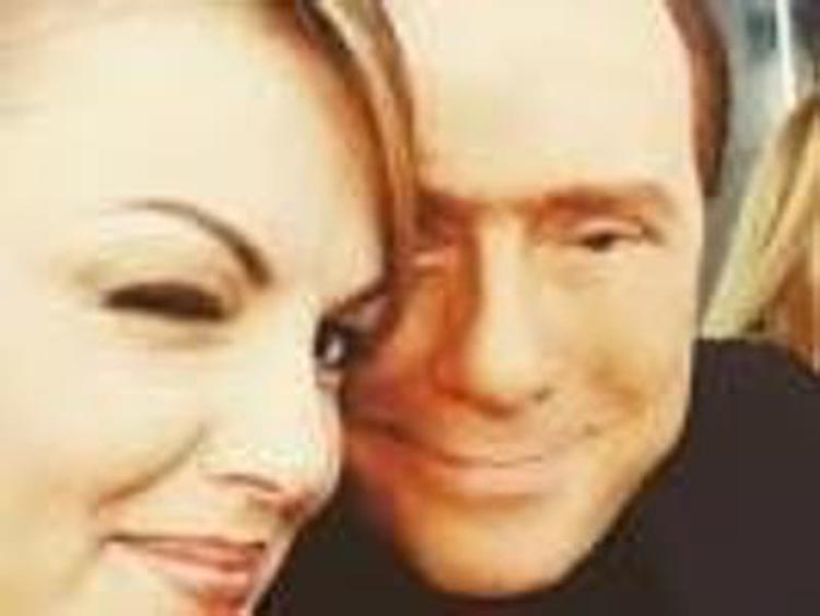 Fi: Berlusconi approda su Instagram, selfie e foto con Dudu