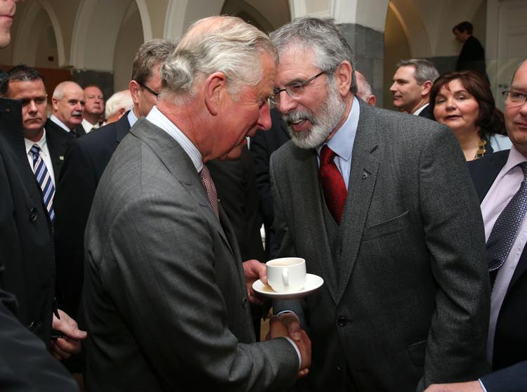 La stretta di mano fra il principe Carlo e Gerry Adams.  - (foto AFP)
