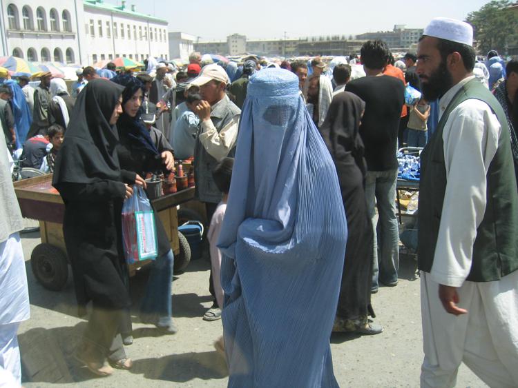 Afghanistan, giovane linciata in piazza: condannati 11 poliziotti