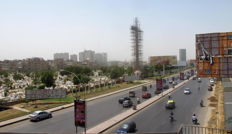 L'immagine della croce in costruzione a Karachi - (Washington Post)
