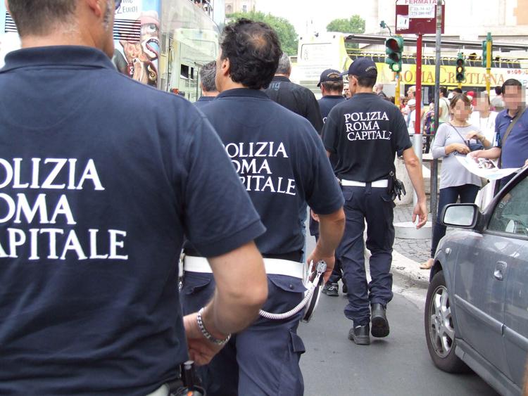 Roma: gli rimuovono l'auto e prende a pugni vigile, arrestato