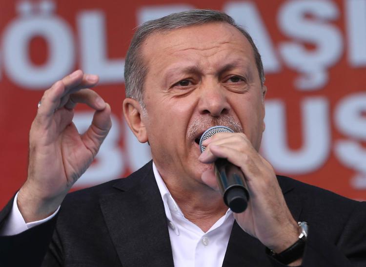 Il presidente Erdogan parla durante un comizio elettorale ad Ankara