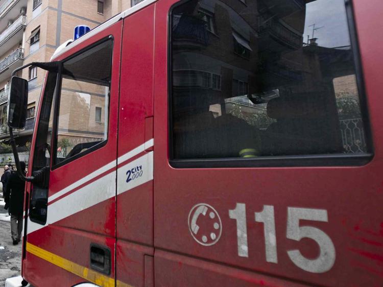 Roma: fuga di gas in un palazzo, ferito lieve un vigile del fuoco