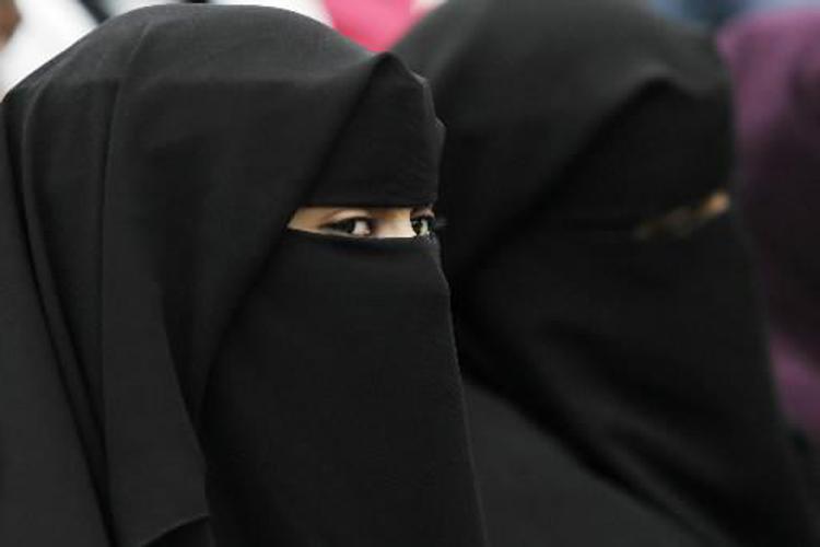 A. Saudita: studentessa solleva il velo, le vietano navetta università
