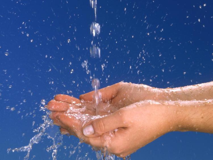 Acqua: dieci consigli per non sprecarla e risparmiare anche sulla bolletta