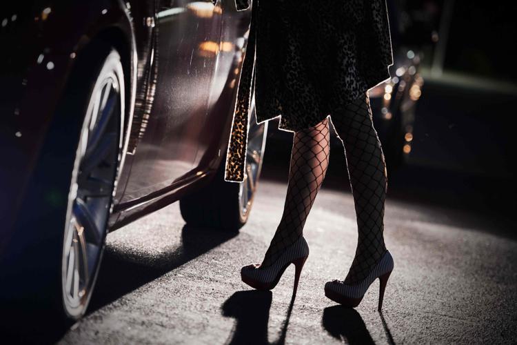 Roma: prostituta picchiata per il posto sul marciapiede, 2 arresti