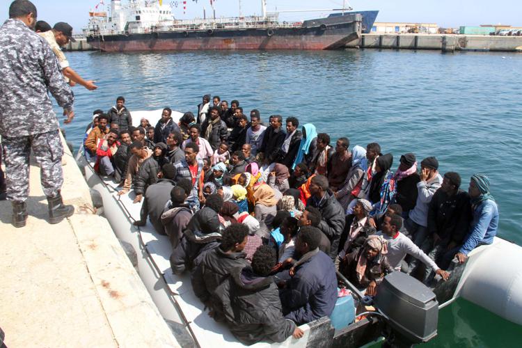 Migranti fermati in porto - INFOPHOTO