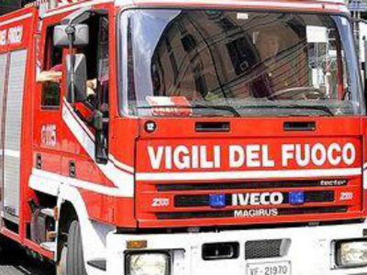 Roma, appicca fuoco nel suo appartamento: evacuata palazzina a Spinaceto