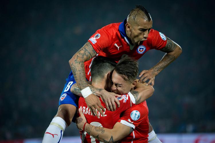 Edu Vargas dopo il gol del 2-1 al Perù (Foto Infophoto) - INFOPHOTO