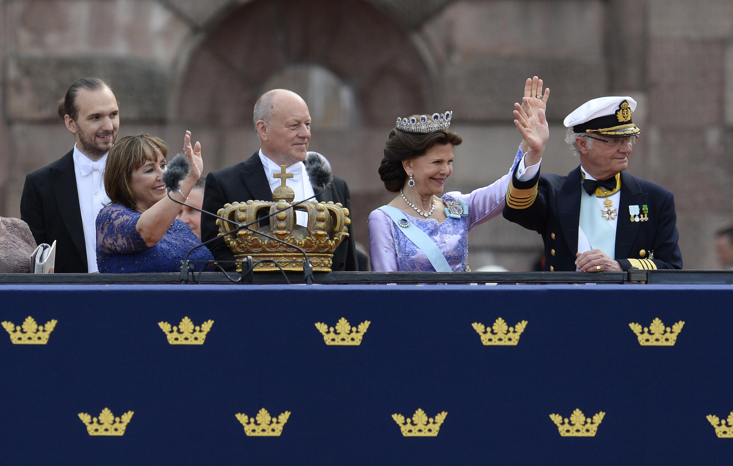 Il re di Svezia Carl XVI Gustaf e la regina Silvia con i genitori di Sofia Hellqvist (Afp)