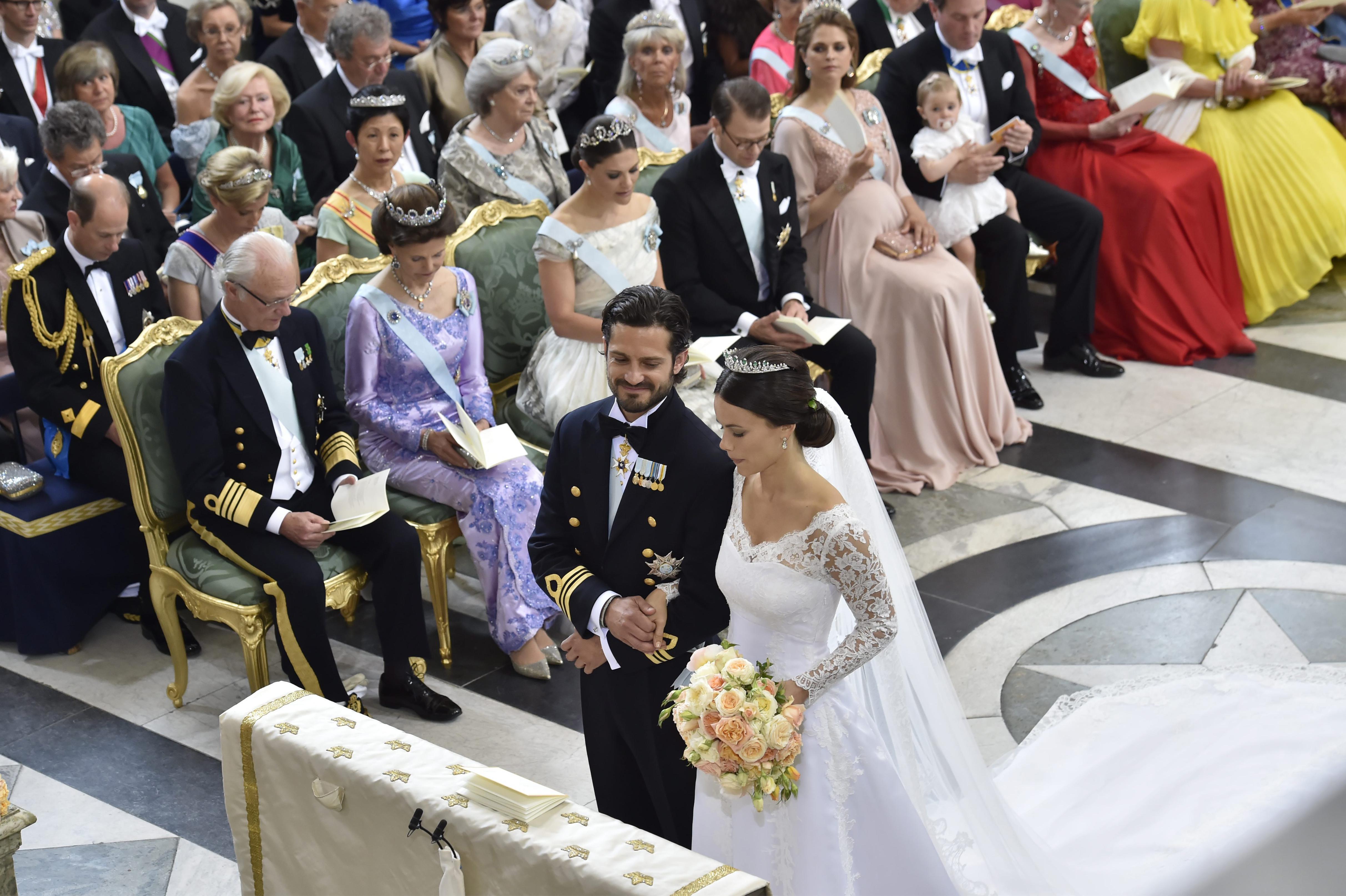 Principe Carl Philip di Svezia e Sofia Hellqvist durante la cerimonia nella cappella del palazzo Reale di Stoccolma (AFP)