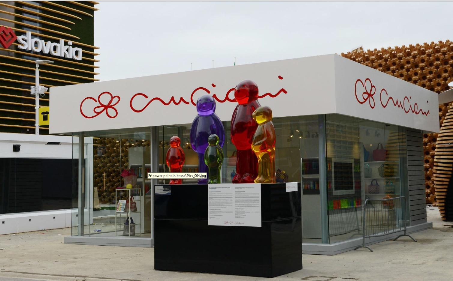 Il punto vendita Expo a Milano, con le installazioni 'Jelly Baby Family' di Mauro Perucchetti