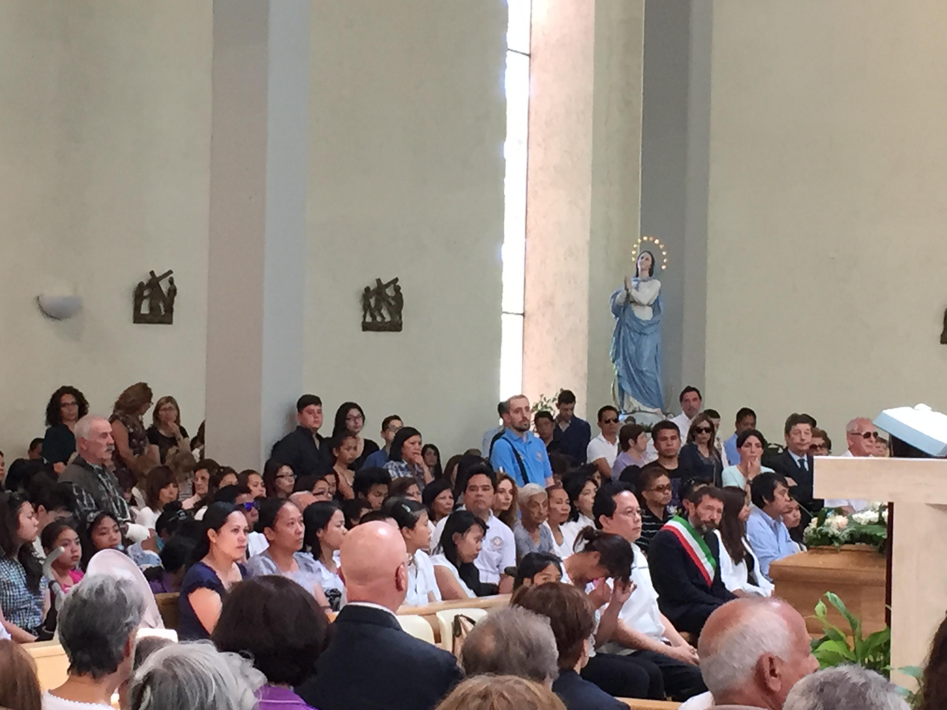 I funerali di Corazon Abordo (foto Adnkronos)