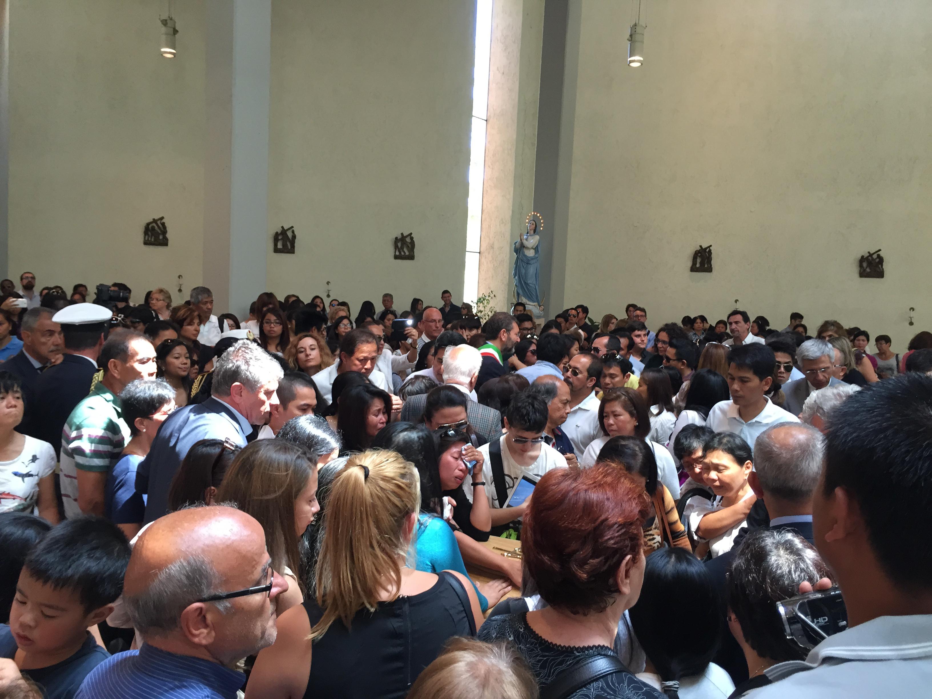 I funerali di Corazon Abordo (foto Adnkronos)