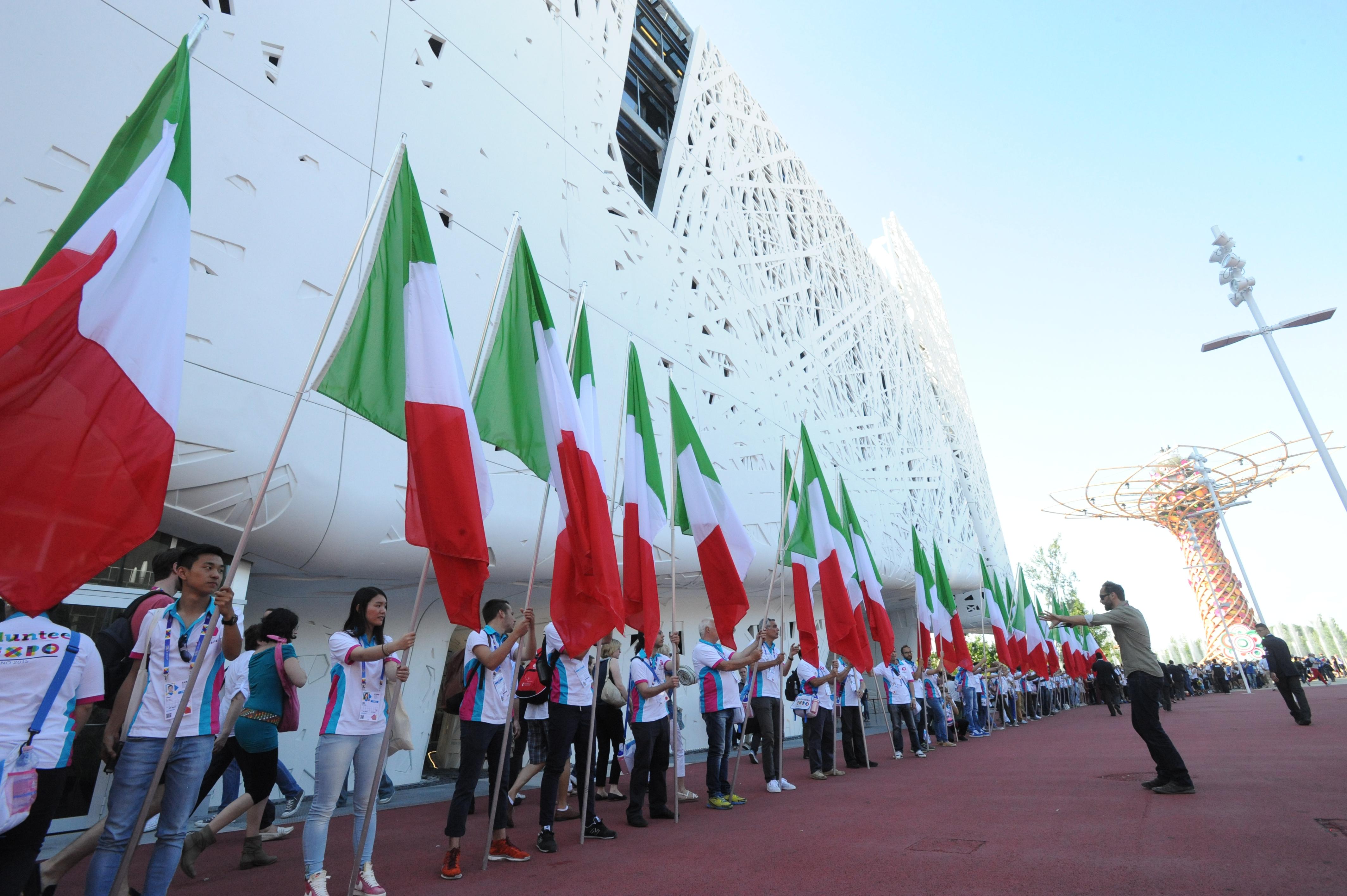 Il Tricolore sventola davanti al Padiglione Italia