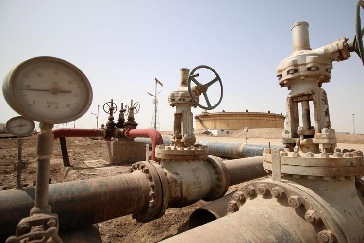 Un serbatoio di petrolio in Iraq (foto Afp).