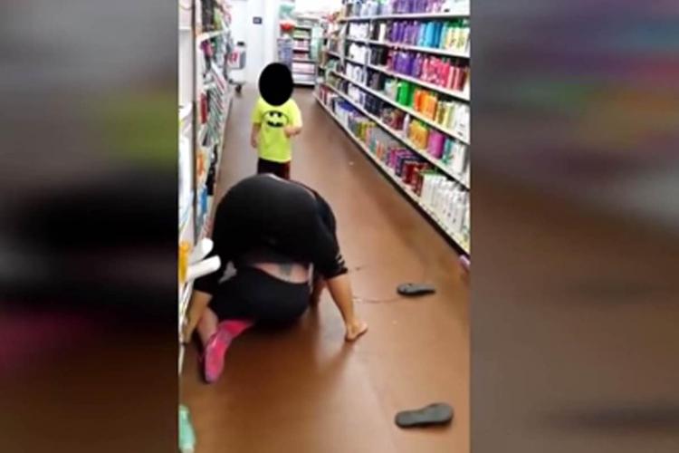 Usa, lotta con un'altra donna al supermercato e incita anche il figlio a colpirla /Video