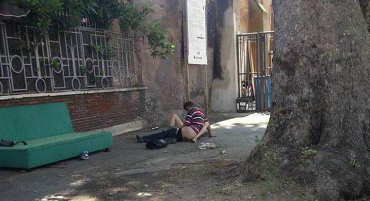 Roma: sesso in strada tra i rifiuti nel cuore di Trastevere
