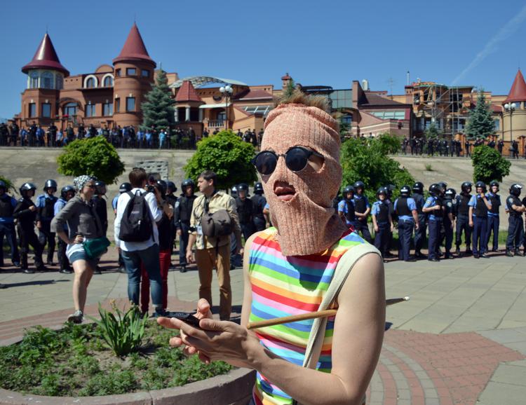 Attivista gay con il volto coperto al gay pride di Kiev.  - (foto AFP)