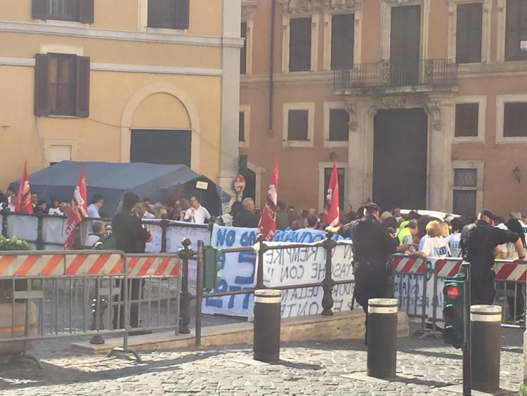 Sit in dipendenti 'Roma Multiservizi' in piazza Montecitorio