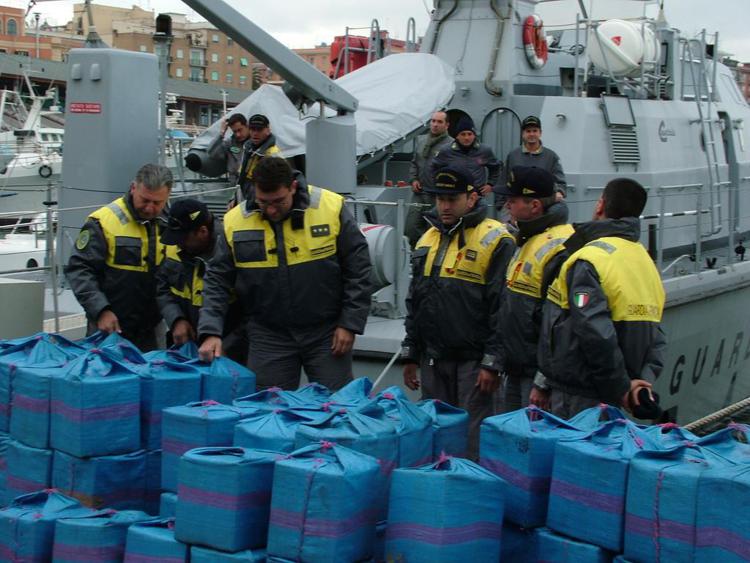 Droga: Gdf, sequestrata nave turca con 12 tonnellate di hashish
