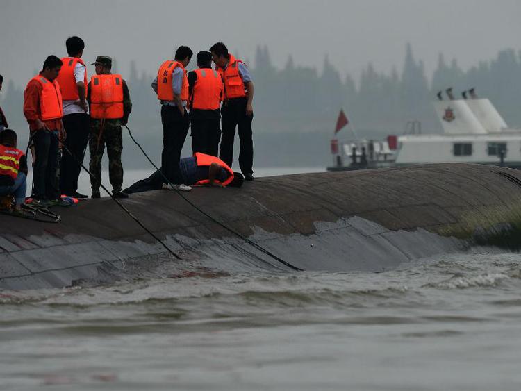 Le operazioni di soccorso al traghetto affondato (Xinhua)