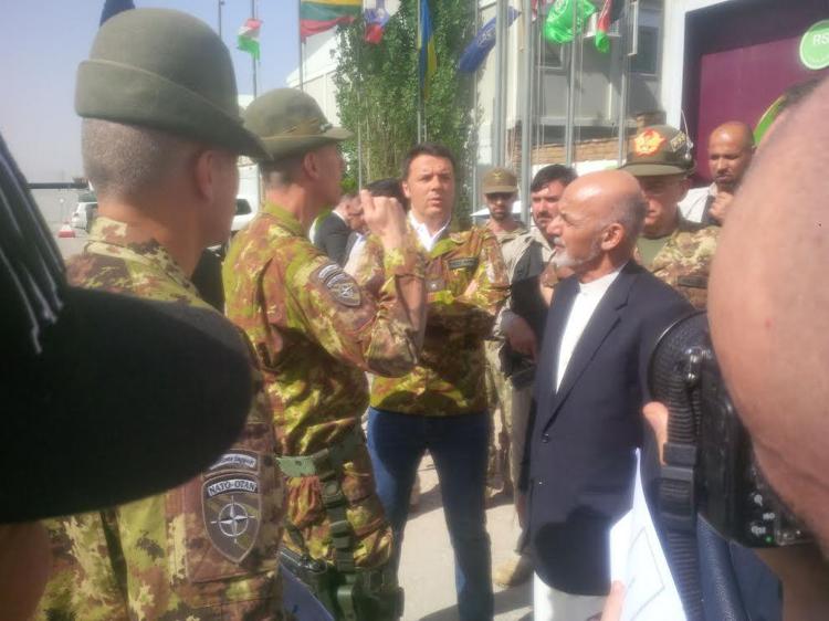 Matteo Renzi  in Afghanistan (Foto dal profilo Twitter di nomfup)