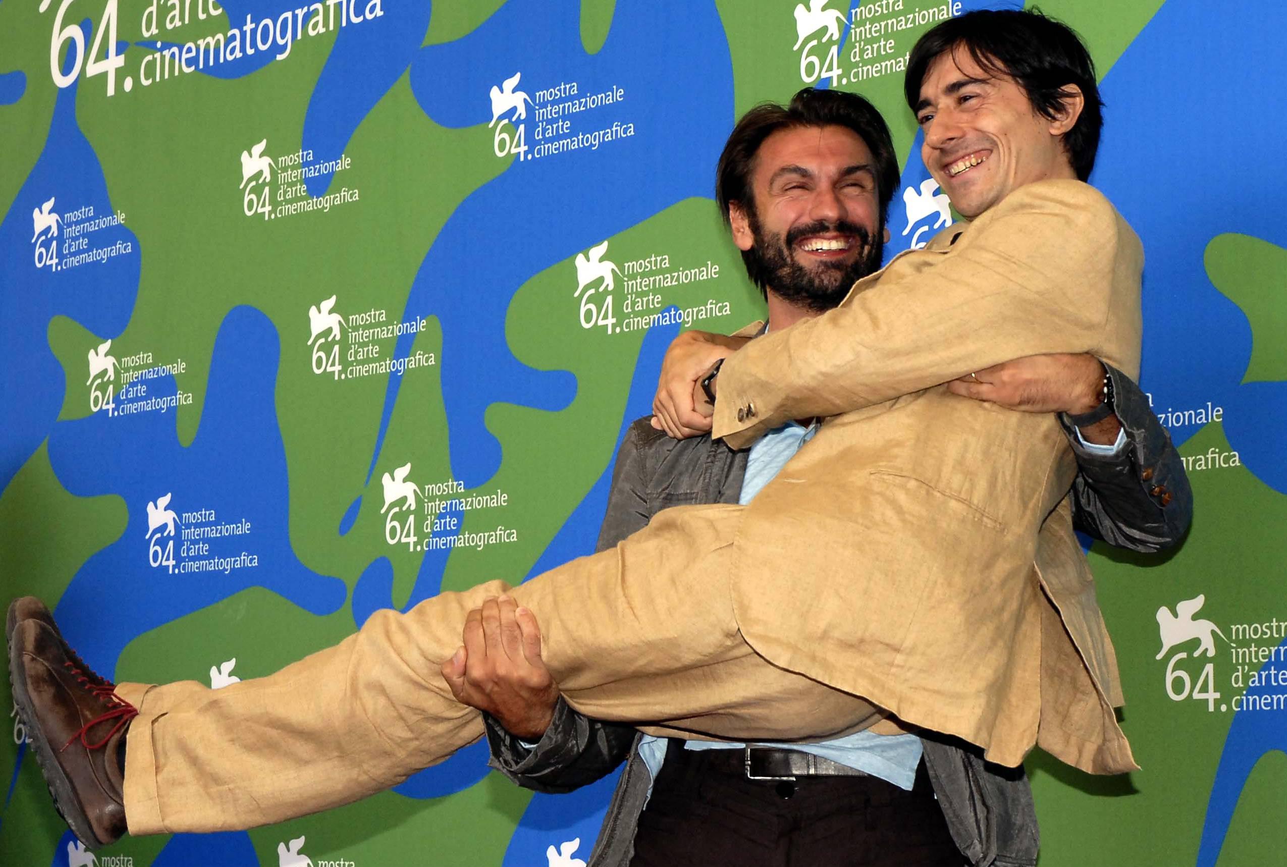 Fabrizio Gifuni con in braccio Luigi Lo Cascio a Venezia nel 2007 per il film 'Il dolce e l'amaro' (foto Infophoto)
