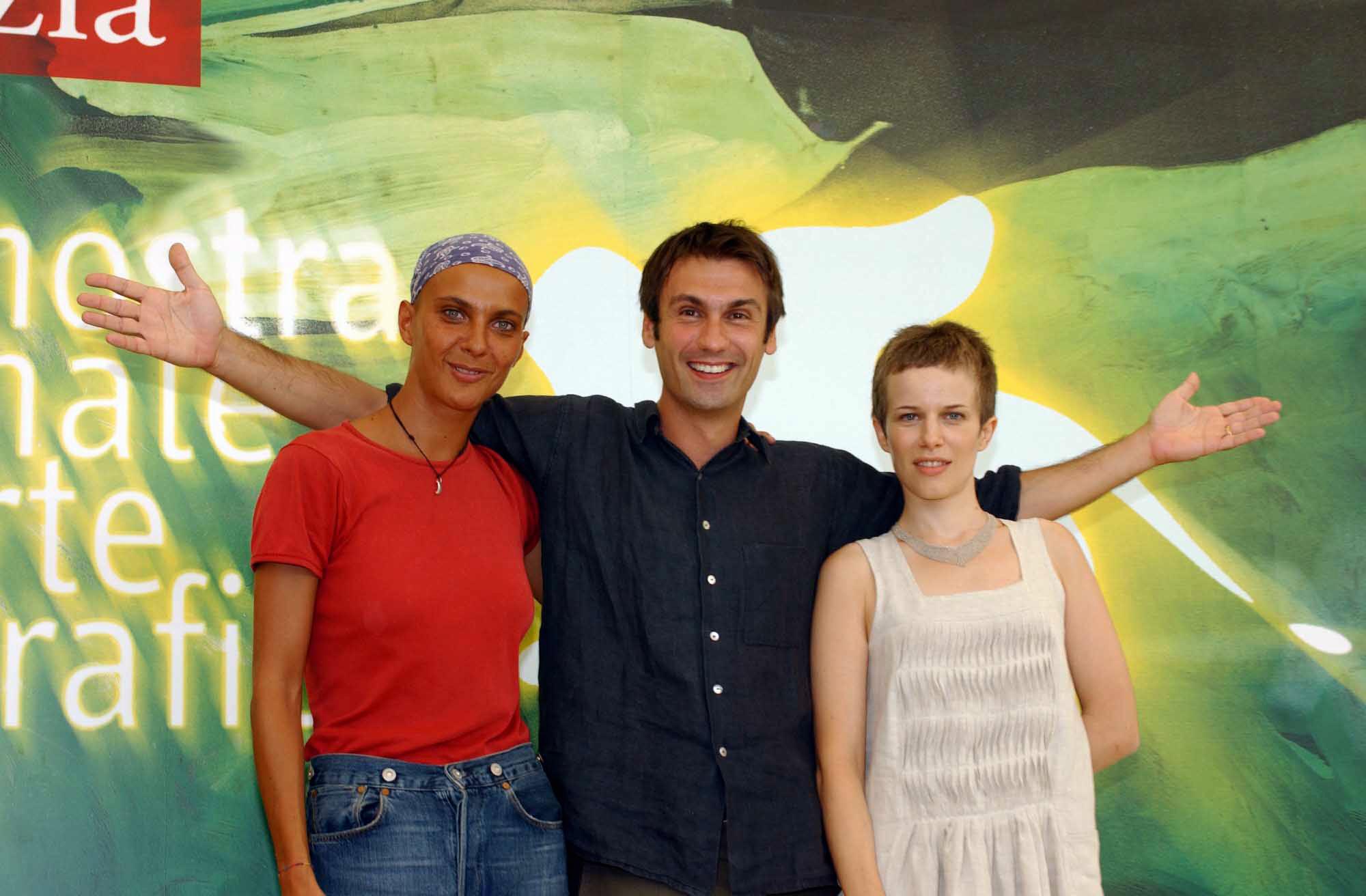 Fabrizio Gifuni tra la moglie Sonia Bergamasco (a sinistra) e Rosita Celentano e Venezia nel 2001 per la presentazione del film 'L'amore Probabilmente' (foto Infophoto)