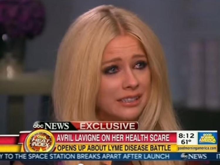 Avril Lavigne durante l'intervista a 'Good Morning America'