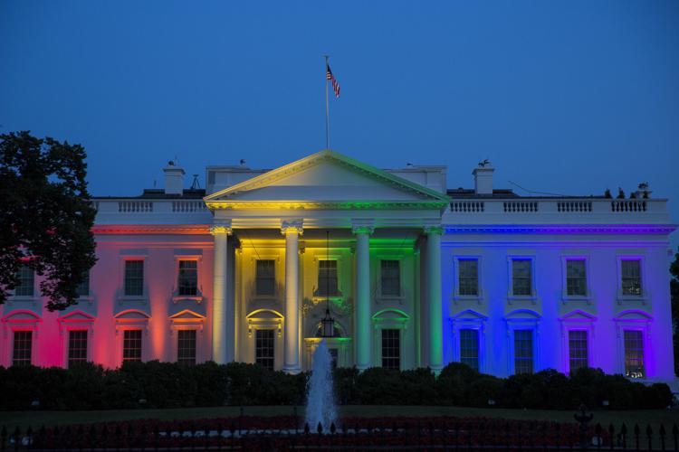 Casa Bianca illuminata con l'arcobaleno dopo la sentenza delle Corte  Suprema (Foto Infophoto) 