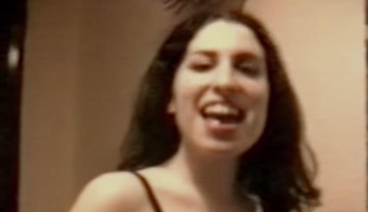 Amy Winehouse quattordicenne canta 'Happy birthday' a un'amica