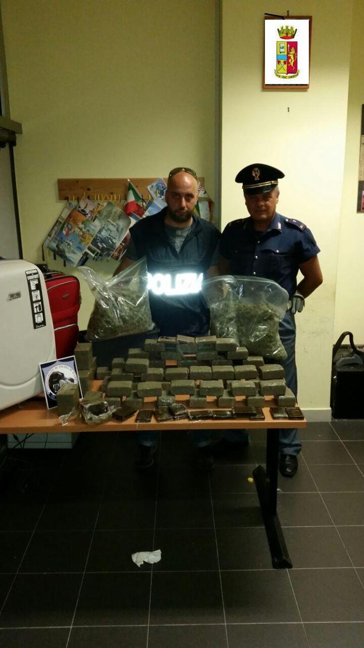Napoli: in bus da Amsterdam con droga in valigia, arrestati