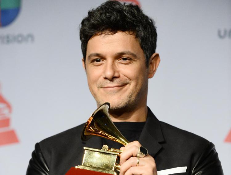 Alejandro Sanz con il Latin Grammy ricevuto nel 2013 (foto Infophoto)