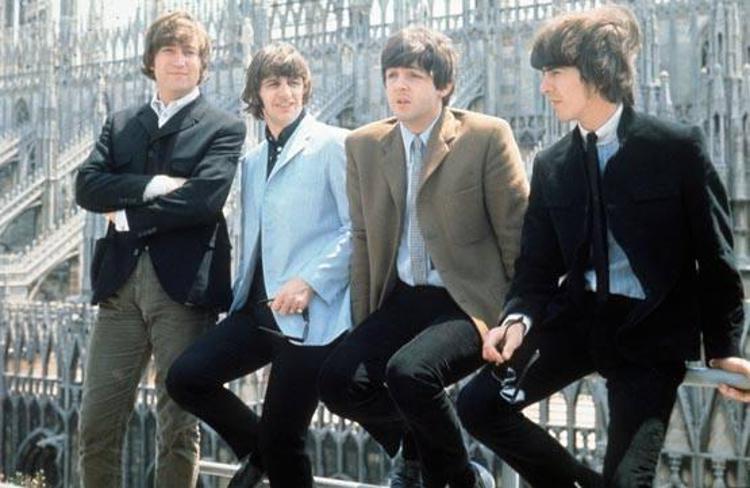 I Beatles a Milano, sul terrazzo dell'albergo affacciato in Piazza Duomo, durante il loro tour italiano (Foto da Wikipedia)