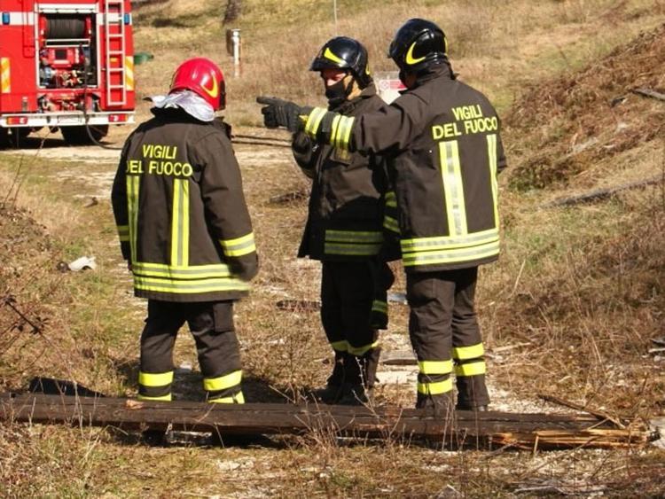 Arezzo, casa a fuoco: muore 21enne. Fratello si getta da finestra e si salva