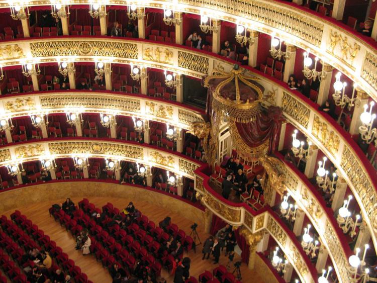 Uno scorcio della sala del San Carlo di Napoli con in evidenza il palco reale (Foto Wikipedia)