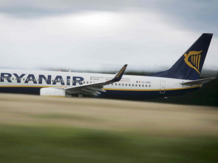 Un aereo Ryanair sulla pista (Infophoto)