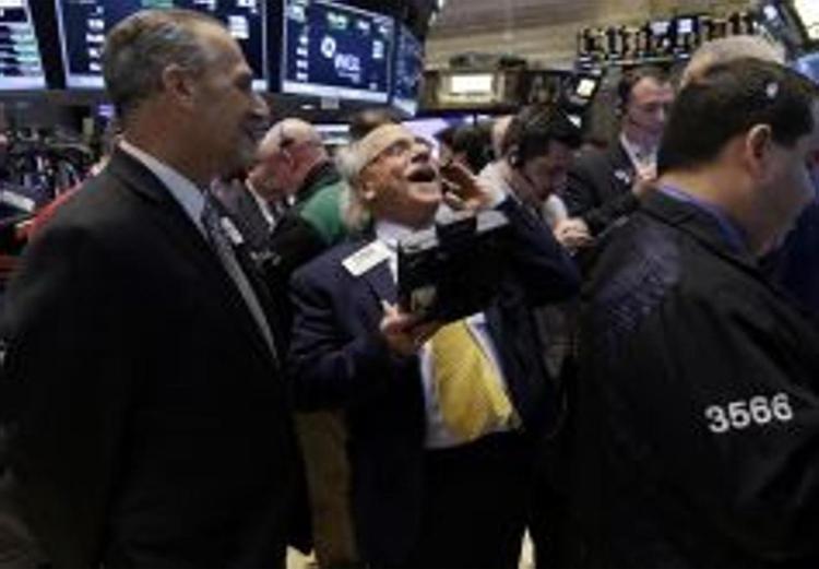 Avvio in verde a Wall Street: trader al Nyse (Infophoto).