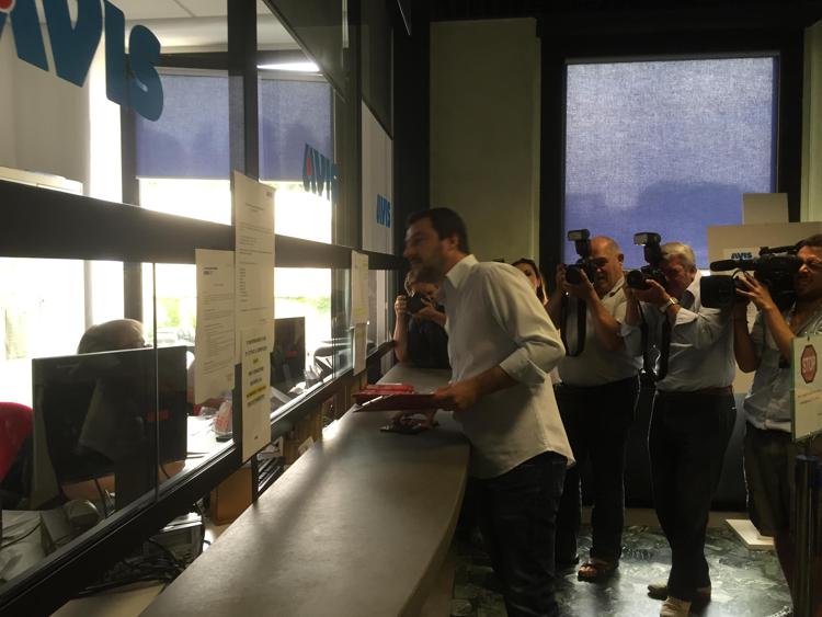 Lega: Salvini dona il sangue, spero vada a straniero in difficoltà