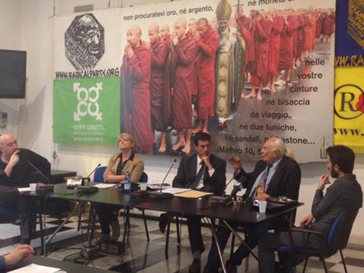 Rom: Radicali denunciano Campidoglio, gestione campi discriminatoria