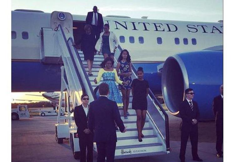 L'arrivo a Londra della first lady Usa Michelle Obama insieme alle figlie Malia e Sasha, e la madre, Marian Robinson (Foto Twitter)
