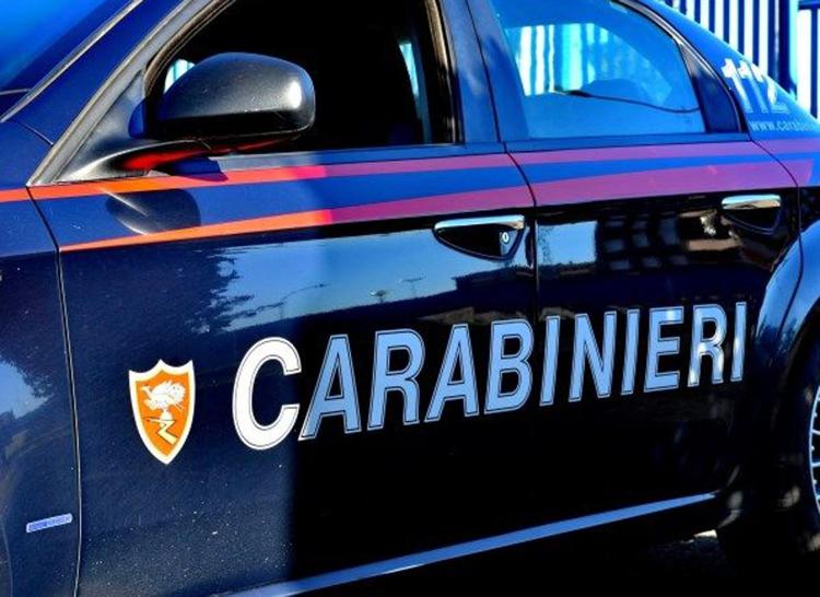 Roma: autobus in fiamme a Termini, carabinieri spengono incendio