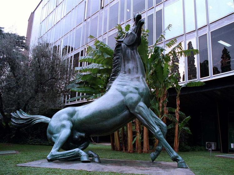 Il cavallo 'simbolo' della Rai, davanti alla sede di Viale Mazzini