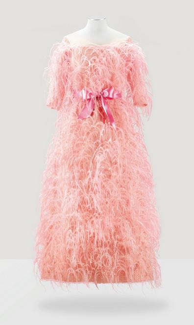 L'abito con piume di struzzo rosa di Balenciaga Haute Couture per l'Autunno-Inverno 1965-1966 appartenuto a Francine Weisweiller