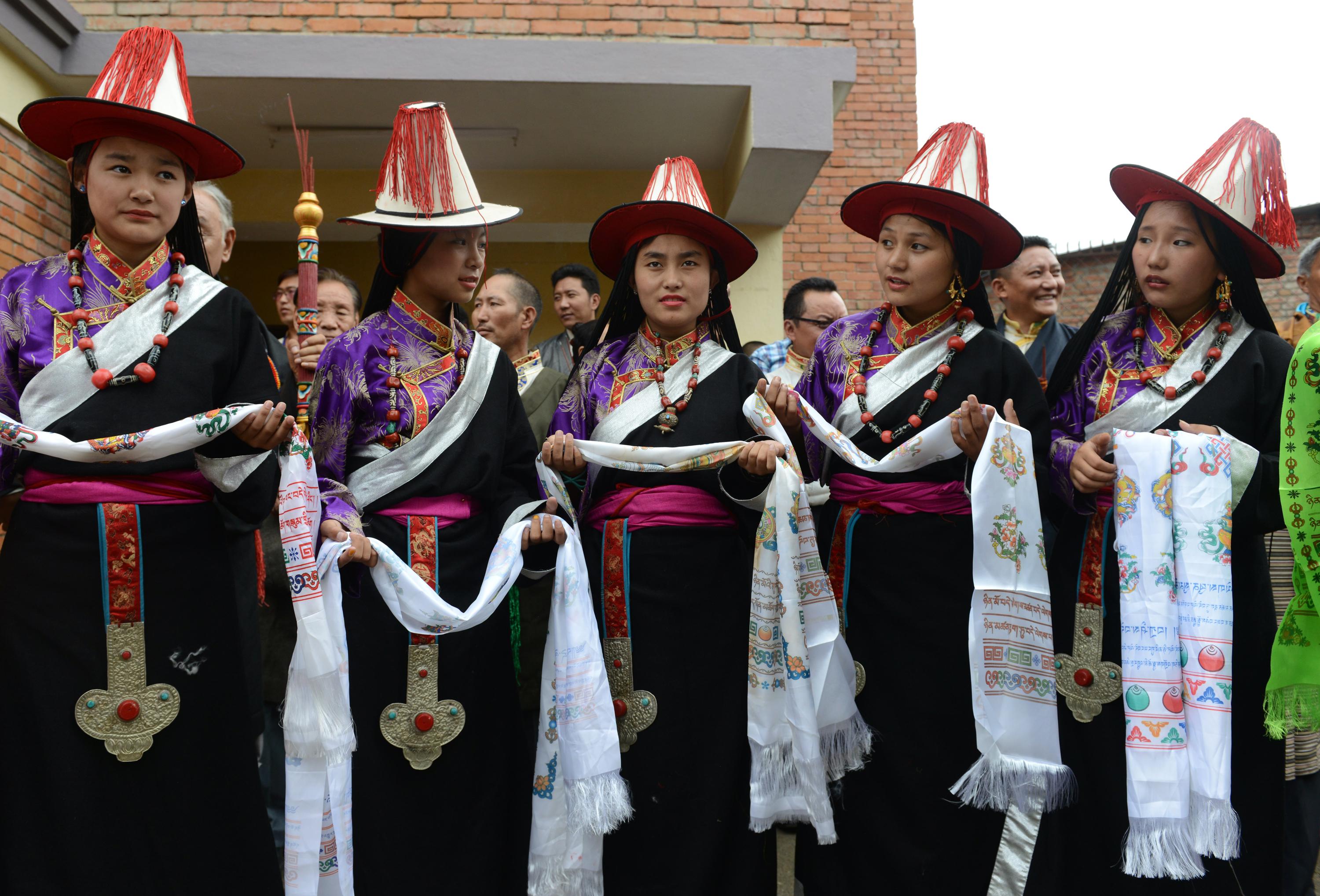 I festeggiamenti in occasione dell'80esimo compleanno del Dalai Lama alla Scuola Namgyal a Kathmandu, dove si sono riuniti migliaia di tibetani in esilio (AFP)