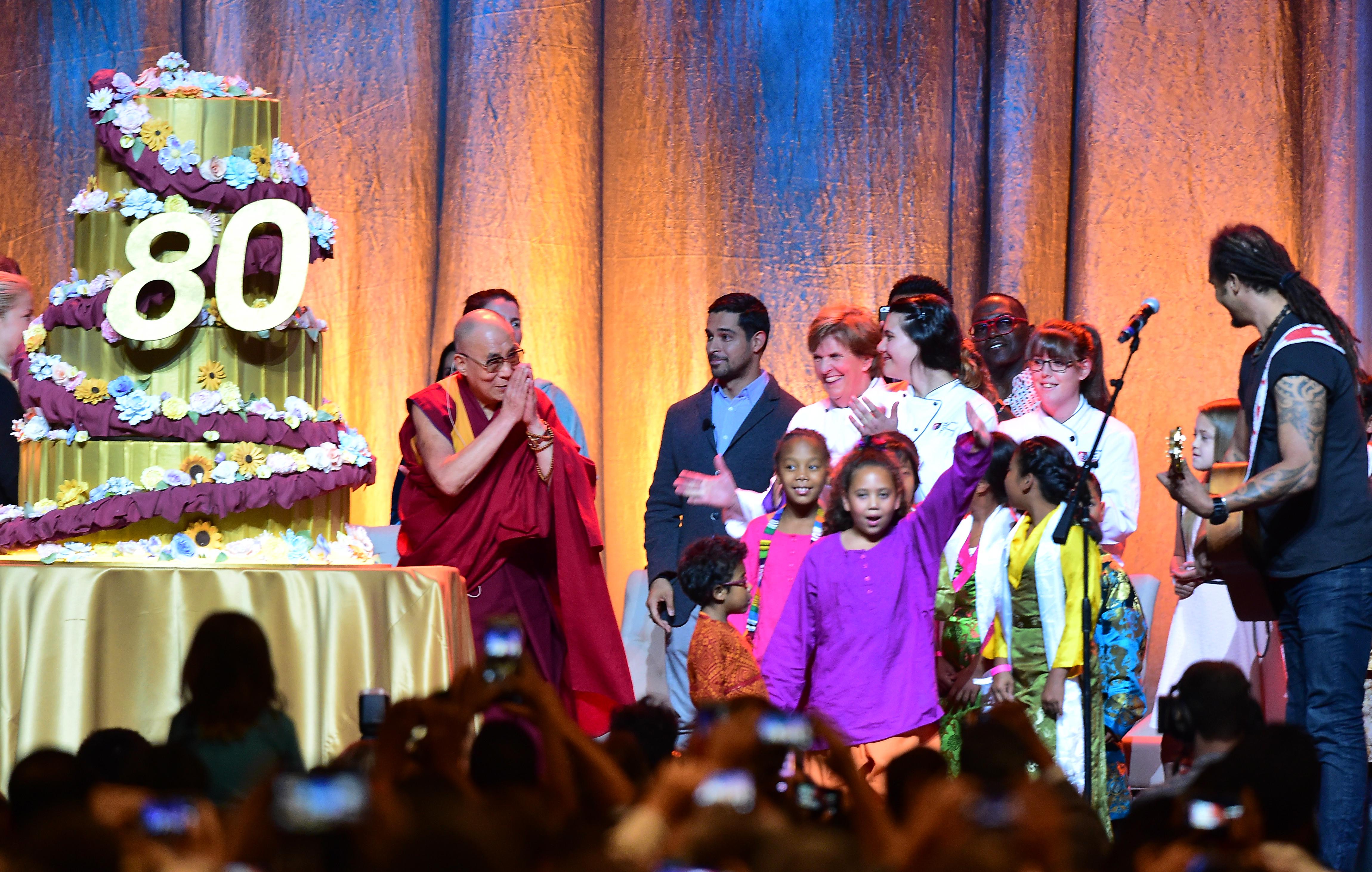  I festeggiamenti all'Honda Center di Anaheim, in California, durante un evento dedicato alla "compassione globale" (AFP)